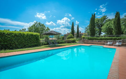 Borgo La Casina - Badia Agnano, Toscana: Vand, Sky, Plante, Himmel, Ejendom, Svømmepøl, Azure, Natur, Naturlige Landskab, Bygning