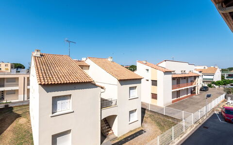 Les Huniers: Himmel, Bygning, Vindue, Ejendom, Azure, Hus, Urban Design, Træ, Ejerlejlighed