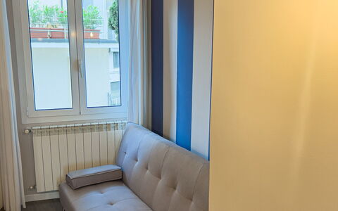 Apartment Tre - Diano Marina: Ejendom, Couch, Komfort, Træ, Indretning, Skygge, Lampe, Gulvbelægning, Vindue, Etage