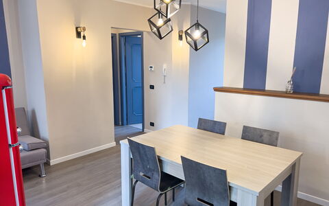 Apartment Tre - Diano Marina: Bord, Ejendom, Møbel, Stol, Træ, Indretning, Etage, Gulvbelægning, Hårdttræ, Bejdse