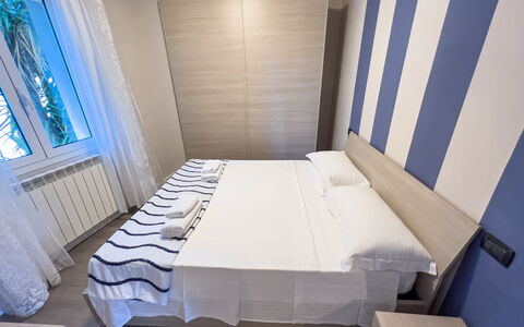 Apartment Tre - Diano Marina: Bygning, Blå, Indretning, Træ, Komfort, Etage, Gulvbelægning, Hus, Seng, Rektangel
