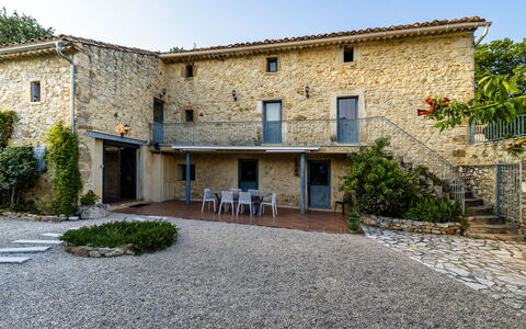 Le Mas D'Adélaïs: Himmel, Sky, Vand, Bygning, Plante, Azure, Træ, Svømmepøl, Ejerlejlighed, Skygge