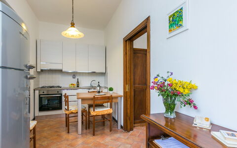 La Casina di Luca: Himmel, Sky, Vand, Bygning, Plante, Azure, Træ, Svømmepøl, Ejerlejlighed, Skygge