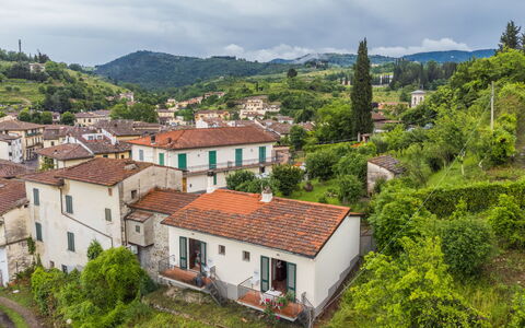 La Casina di Luca: Himmel, Sky, Vand, Bygning, Plante, Azure, Træ, Svømmepøl, Ejerlejlighed, Skygge