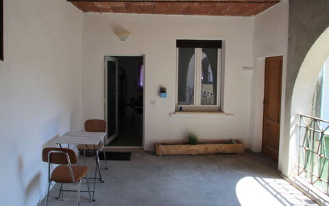 Borghetto: Vand, Himmel, Bord, Møbel, Ejendom, Stol, Azure, Udendørs Bord, Udendørs Møbler, Bordservice