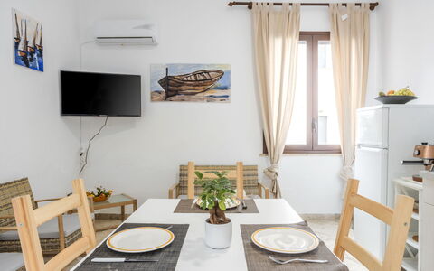 Savoia: Bord, Møbel, Ejendom, Bordservice, Textile, Bygning, Indretning, Plante, Gardin