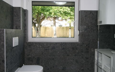 Diwani Home Stay Innsbruck: Ejendom, Cabinetry, Hvid, Sanitærarmatur, Bygning, Vindue, Badeværelse, Indretning, Træ, Etage