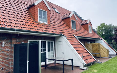 Meerzeit Ii: Ejendom, Himmel, Vindue, Bygning, Træ, Skygge, Plante, Hus, Dør