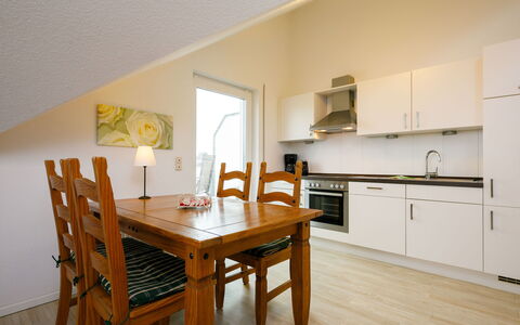 Rollmops: Møbel, Ejendom, Cabinetry, Countertop, Bord, Træ, Stol, Indretning, Gulvbelægning, Etage