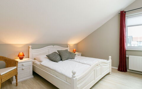 Rollmops: Møbel, Ejendom, Bygning, Komfort, Træ, Orange, Bed Frame, Indretning, Pude, Lampe