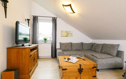 Rollmops: Møbel, Ejendom, Bord, Cabinetry, Bygning, Komfort, Træ, Indretning, Belysning, Couch