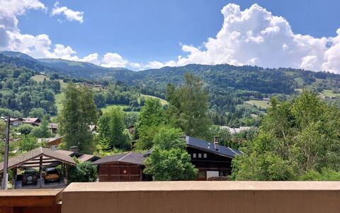 Les Chalets du Soleil: Vand, Himmel, Sky, Bygning, Svømmepøl, Blå, Azure, Udendørs Møbler, Fritid, Plante