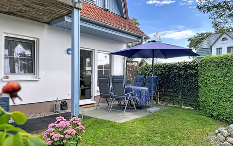 Zinnowitz 111: Hus, Busk, Hjem, Boligområde, Veranda, Dør, Skygge, Udendørs Møbler, Sommerhus, Have
