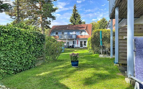 Zinnowitz 111: Blå, Hus, Busk, Boligområde, Hjem, Tag, Sommerhus, Have, Lawn, Bunddække