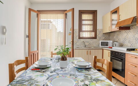 Giardini Gaia: Ejendom, Cabinetry, Møbel, Bord, Plante, Bygning, Countertop, Indretning, Træ, Belysning