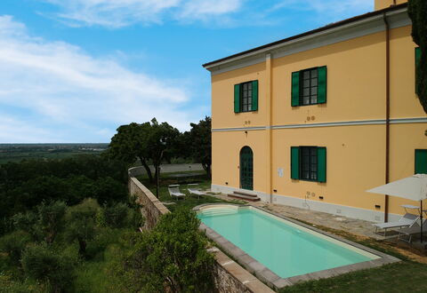 Massarosa Front Lake, The Gargoyles: Sky, Himmel, Bygning, Ejendom, Vindue, Vand, Plante, Azure, Svømmepøl, Land Lot