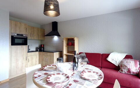 Les Tétras: Ejendom, Møbel, Bord, Bordservice, Indretning, Belysning, Tallerkner, Træ, Etage, Cabinetry