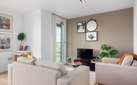 Avant-Garde, Shoreditch: Billedramme, Ejendom, Couch, Møbel, Indretning, Stue, Etage, Væg, Gulvbelægning