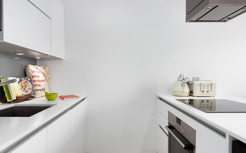 Avant-Garde, Shoreditch: Cabinetry, Hvid, Køkken, Reoler, Håndvask, Etage, Gulvbelægning, Køkken Apparat, Træ