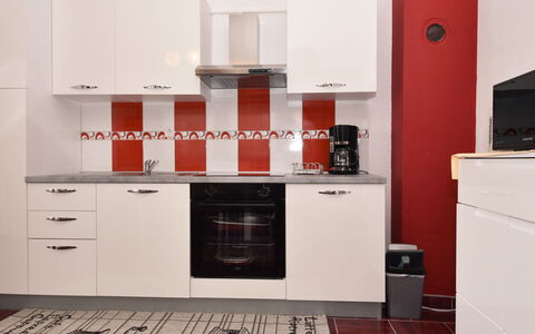 Zalazak Sunca: Cabinetry, Bygning, Countertop, Køkken Apparat, Træ, Komfur, Gulvbelægning, Indretning, Køkken, Etage