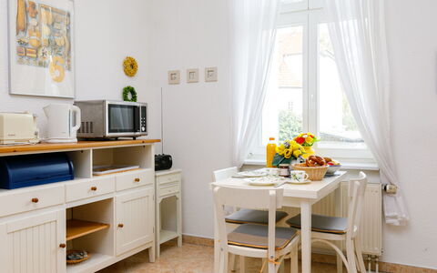 Zinnowitz 160: Bord, Møbel, Cabinetry, Gardin, Blomst, Stol, Vindue, Indretning, Bygning, Træ