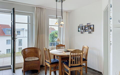 Zinnowitz 190: Møbel, Indretning, Gulvbelægning, Etage, Træ, Loft, Lysarmatur, Spisestue, Stol, Køkken & Spisebord