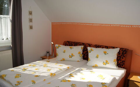 Bredi: Møbel, Ejendom, Bygning, Textile, Komfort, Orange, Pude, Etage, Seng