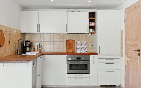 Usedomer Seekiste: Køkken Apparat, Køkken, Countertop, Cabinetry, Større Bandage, Gulvbelægning, Møbel, Træ, Indretning, Husholdningsapparat