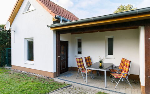 Ella: Bygning, Himmel, Ejendom, Plante, Vindue, Sky, Hus, Stol, Land Lot, Træ