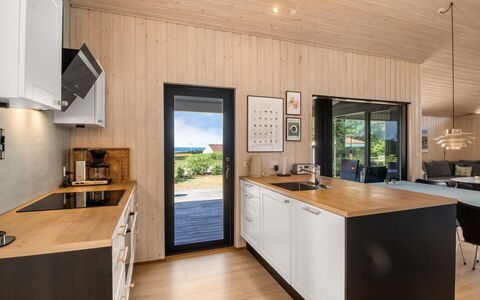 Liesel - 700M from the Sea: Træ, Køkken, Møbel, Gulvbelægning, Countertop, Indretning, Hjem, Etage, Trægulve, Køkken & Spisebord