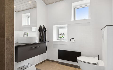 Liesel - 700M from the Sea: Indretning, Gulvbelægning, Etage, Væg, Sanitærarmatur, Badeværelse, Håndvask, Loft, Tap, Badeværelsesskab