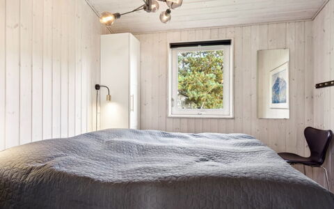 Liesel - 700M from the Sea: Soveværelse, Indretning, Træ, Loft, Seng, Gulvbelægning, Lysarmatur, Møbel, Etage, Sengetøj