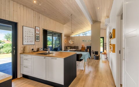 Liesel - 700M from the Sea: Træ, Gulvbelægning, Indretning, Loft, Køkken, Countertop, Etage, Møbel, Trægulve, Køkken Apparat