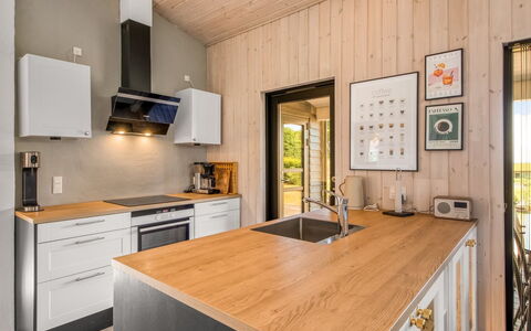 Liesel - 700M from the Sea: Gulvbelægning, Køkken, Træ, Indretning, Countertop, Etage, Køkken Apparat, Trægulve, Møbel, Loft