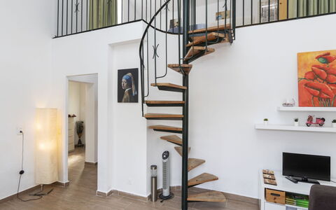 Villa Casalot Vi: Møbel, Bord, Himmel, Stol, Træ, Indretning, Træ, Etage, Skygge, Bygning