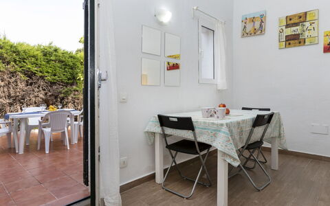 Villa Casalot Vi: Møbel, Bord, Himmel, Stol, Træ, Indretning, Træ, Etage, Skygge, Bygning