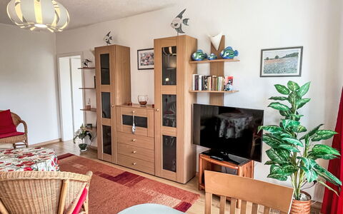 Karsten: Ejendom, Møbel, Plante, Bord, Billedramme, Stueplante, Træ, Stol, Blomsterkrukke, Couch