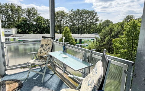 Karsten: Sky, Himmel, Bygning, Stol, Træ, Vand, Vindue, Blomsterkrukke, Urban Design, Plante