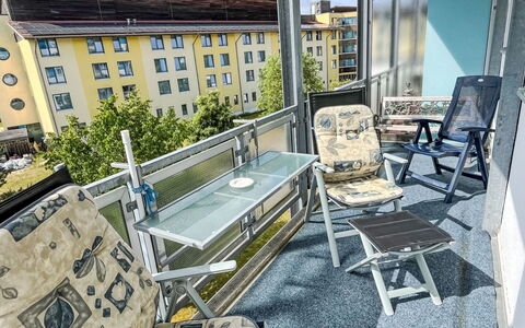 Karsten: Bygning, Ejendom, Vindue, Bord, Himmel, Urban Design, Udendørs Møbler, Couch, Stol, Sky
