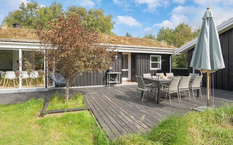Hagbard - 2.6Km from the Sea: Træ, Hjem, Tag, Hus, Sommerhus, Veranda, Hårdttræ, Dør, Dæk, Skygge