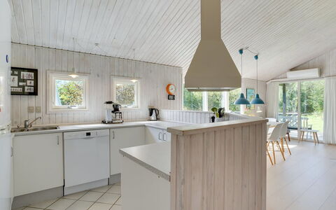 Hagbard - 2.6Km from the Sea: Indretning, Køkken, Træ, Gulvbelægning, Loft, Lysarmatur, Countertop, Etage, Møbel, Hjem