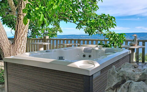 Villa Jolie Amazing Stone: Badekar, Sanitærarmatur, Jacuzzi, Fritid, Udendørs Møbler, Svømmepøl, Dæk, Stol, Udvej