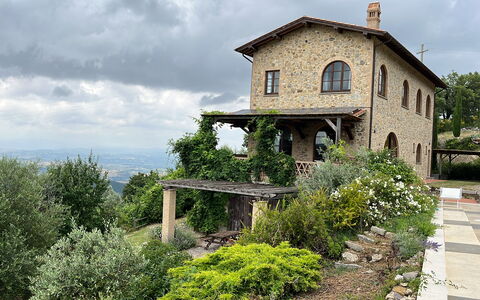 Villa Monticello: Himmel, Plante, Sky, Bygning, Vindue, Træ, Hus, Græs, Sommerhus, Naturlige Landskab