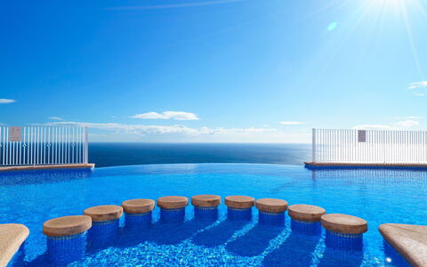 Las Brisas: Vand, Bord, Himmel, Sky, Møbel, Plante, Ejendom, Stol, Azure, Udendørs Bord