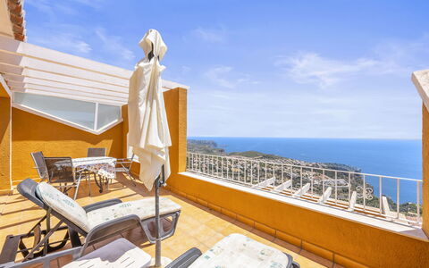 Las Brisas: Vand, Bord, Himmel, Sky, Møbel, Plante, Ejendom, Stol, Azure, Udendørs Bord