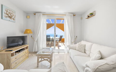 Las Brisas: Vand, Bord, Himmel, Sky, Møbel, Plante, Ejendom, Stol, Azure, Udendørs Bord