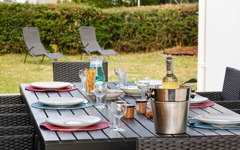 La Villa Dorée: Vand, Bord, Himmel, Sky, Møbel, Plante, Ejendom, Stol, Azure, Udendørs Bord