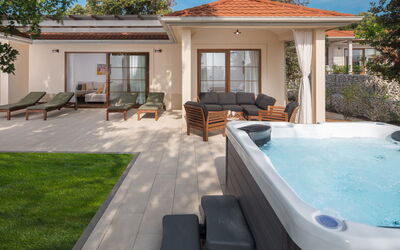 Feriebolig:&nbsp;Luxury Bay Villa with Private Hot Tub 313.4