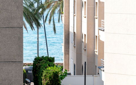 Waves: Sky, Himmel, Daytime, Ejendom, Vand, Bygning, Plante, Azure, Urban Design, Offentlige Rum