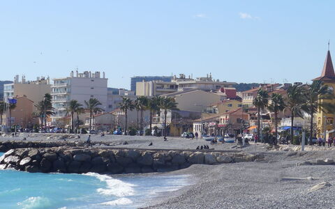Cagnes-Sur-Mer 177: Sky, Himmel, Daytime, Ejendom, Vand, Bygning, Plante, Azure, Urban Design, Offentlige Rum